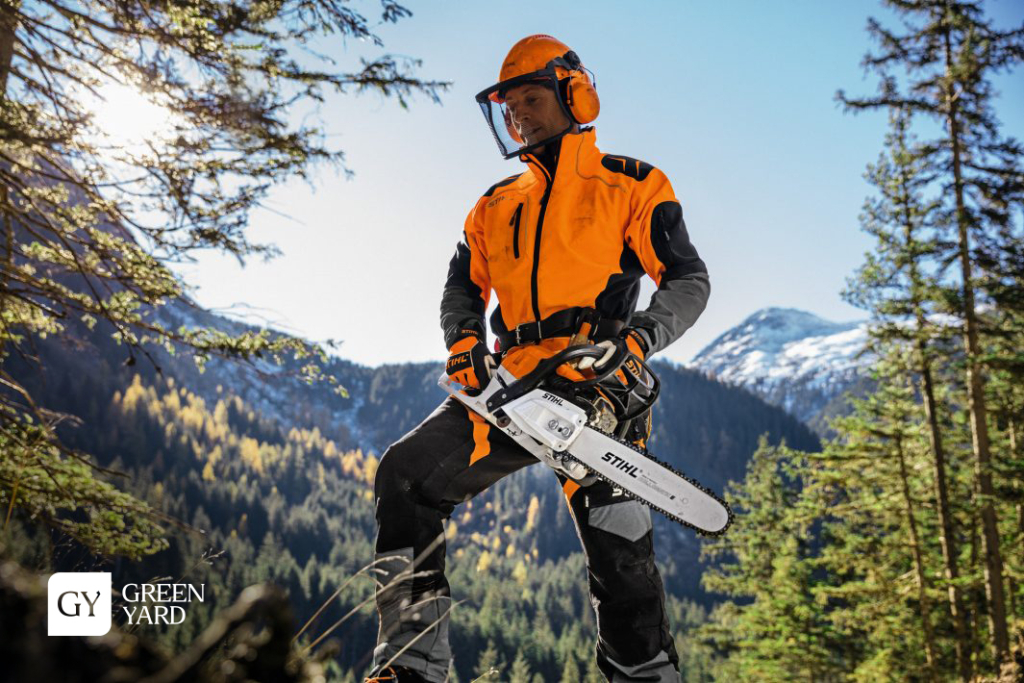 робота бензопилою STIHL під час різання деревини