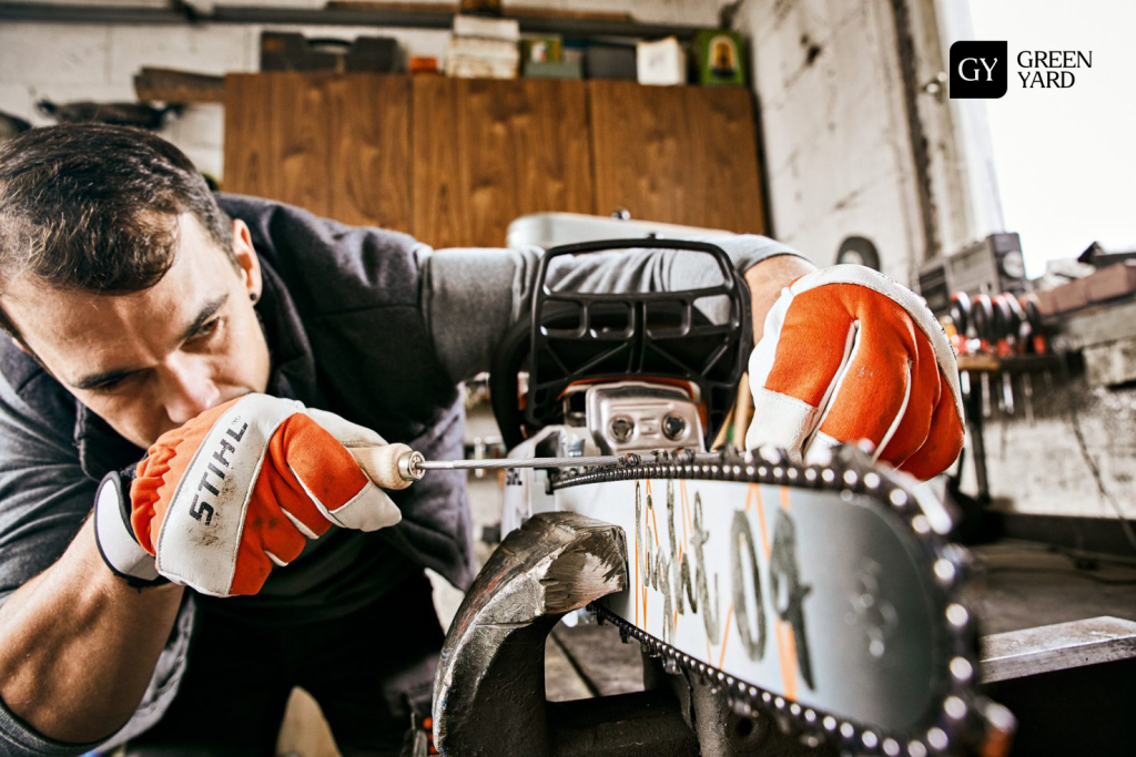 ланцюг бензопили STIHL крупним планом перед заточкою