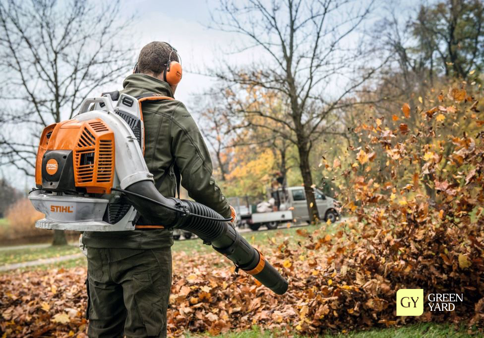 повітродувка STIHL для прибирання листя на ділянці